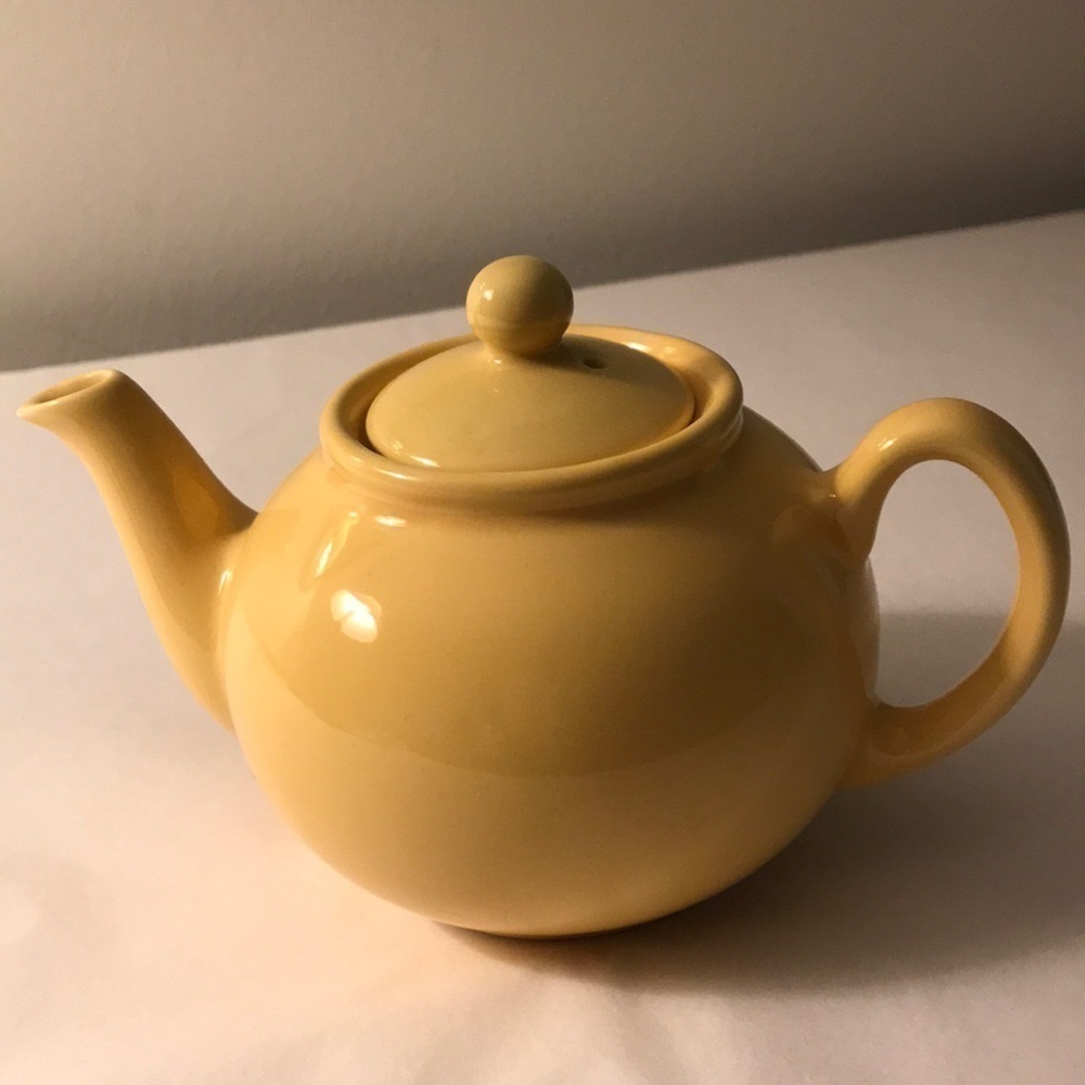Pristine England yellow teapot no stains small chip underside lid 12oz EUC